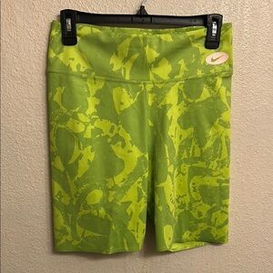 Nike Green Women Athletic Shorts with Camouflage Pattern Size Medium